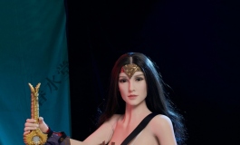 你们说，神奇女侠是穿衣服好看还是不穿衣服好看？
