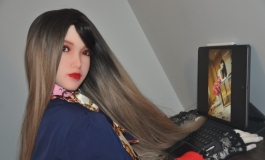 在家偷看美图被空姐女友抓包