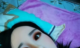 夜深，拍娃。