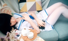 小波和哥哥都不在，佩佩一个人在家做什么呢？