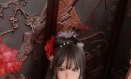 云想衣裳花想容，春风拂槛露华浓