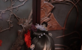 云想衣裳花想容，春风拂槛露华浓