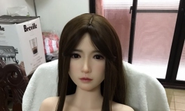 ??米悠 衣服越穿越少這樣好嗎