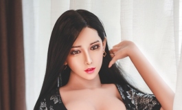 当初偷偷的呡一口爸爸酒杯里的酒，就皱眉吐舌，说好苦...