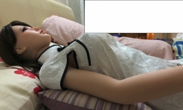 请问我平躺娃娃的方式对吗？