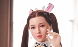 看到今天她穿黑色底白色围裙的女仆装，怎么说呢 与其说...