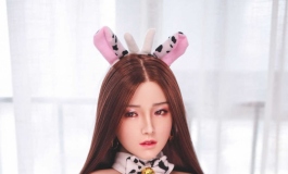 看到今天她穿黑色底白色围裙的女仆装，怎么说呢 与其说...