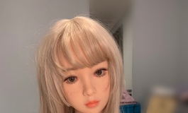 偷看混血小萝莉被发现了