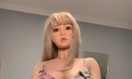 偷看混血小萝莉被发现了