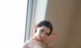 懒得穿衣服，袜子随便弄下的朵朵