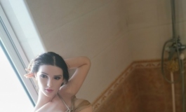 懒得穿衣服，袜子随便弄下的朵朵