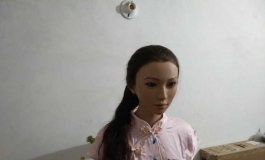 粉红褶皱旗袍