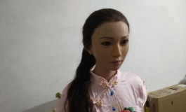 粉红褶皱旗袍