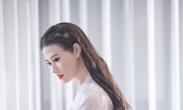 选择题！你会对一个穿着半透明浴袍的妮妮做什么？
