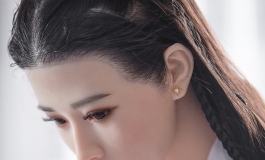 选择题！你会对一个穿着半透明浴袍的妮妮做什么？