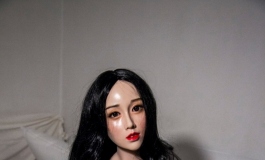 秘书如果犯错，就让她脱了内裤跪着