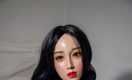 秘书如果犯错，就让她脱了内裤跪着