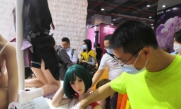 春水堂参加广州成人展会，漂亮娃娃引得观众爱不释手