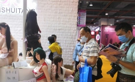 春水堂参加广州成人展会，漂亮娃娃引得观众爱不释手