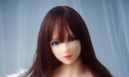 穿着蓝格女佣服的雪奈向你走来了