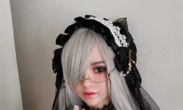 白天，她是一名修女，但是到了夜晚。。。