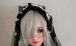 白天，她是一名修女，但是到了夜晚。。。