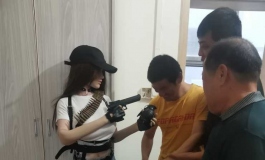 老头和娃娃的玩枪日常生活