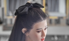 妮妮化个美美的妆，等心上人回家