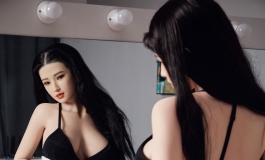 妮妮化个美美的妆，等心上人回家