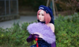 #第三届摄影大赛#【实体娃娃】鹅毛羽扇轻挥舞，天街留影...