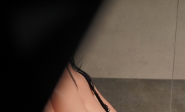 偷拍女儿，没想到竟然做那种事？！最后被她发现......