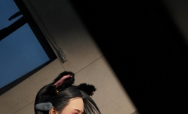 偷拍女儿，没想到竟然做那种事？！最后被她发现......
