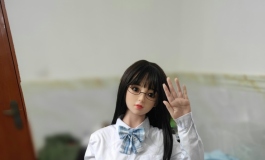 给娃穿衣服、掰姿势真的累