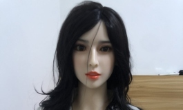 睡醒了..发现扣子扣不上了.......一脸震惊...