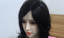 睡醒了..发现扣子扣不上了.......一脸震惊...