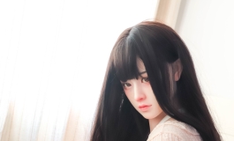 沐浴阳光的清纯少女