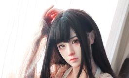 沐浴阳光的清纯少女