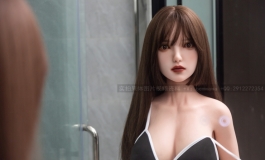 川上富江外表为高中生，是一个貌美非常的女人，美丽...