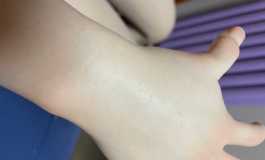 大神们，想问一下，新买的硅胶娃娃手部这样的气孔正常吗