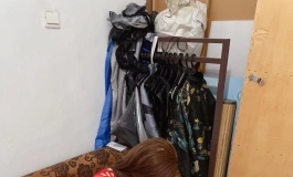 一回到家就躺在桌子旁边，发生什么咱也不敢问，也不敢...