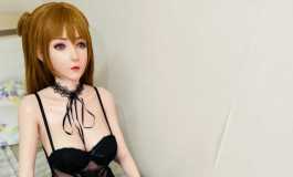 新衣服好看吗，哼，本小姐破例让你抱一下