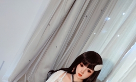 月光旖旎照佳人，白丝美人坐窗边。我...美吗？