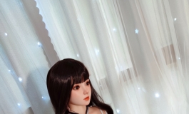 月光旖旎照佳人，白丝美人坐窗边。我...美吗？