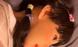 穿夏季校服还偷妈妈高跟鞋的女儿