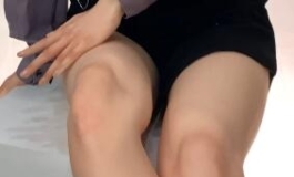 腿控跪舔姐姐诱人丰满的大腿
