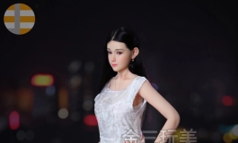 书窗应自爽，灯火夜偏长。