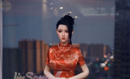 　何人引我染风尘？