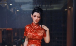 　何人引我染风尘？