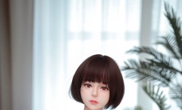 晚荷初绽染轻霜，细雨扣寒窗